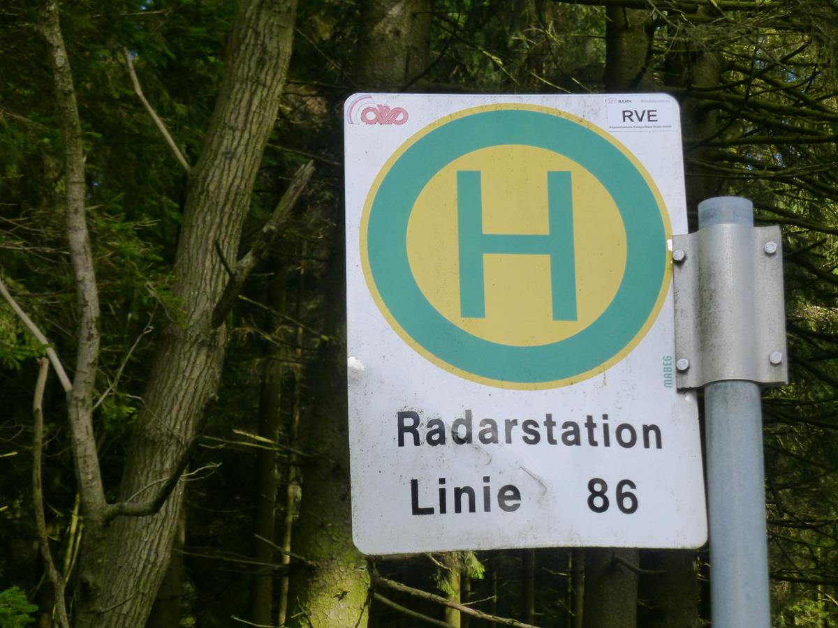 Bushalte vor dem Tor